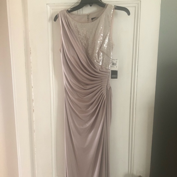 Dresses - Picture 2 of 3